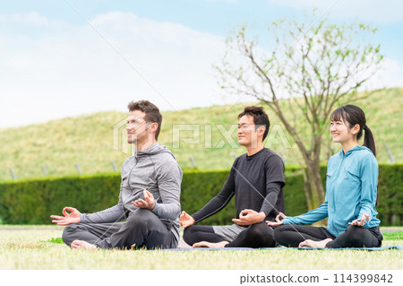 穿著運動服的男女在公園裡上健康瑜伽課（私人課程） 114399842