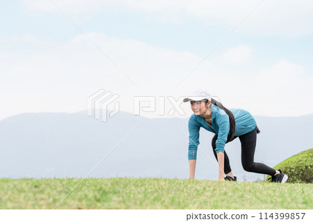 田徑運動員亞洲女子穿著運動服在公園裡全速練習短跑和跑步 114399857