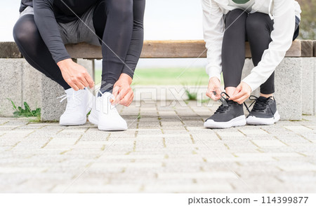 亞洲男女系鞋帶準備鍛煉 亞洲男女系鞋帶準備鍛煉 114399877