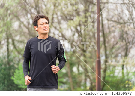 中年亞洲男子在公園慢跑、跑步、散步 中年亞洲男子在公園慢跑、跑步、散步 114399878
