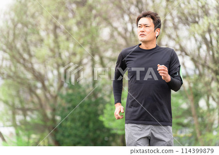 中年亞洲男子在公園慢跑、跑步、散步 中年亞洲男子在公園慢跑、跑步、散步 114399879