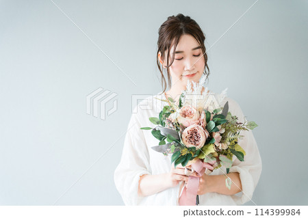 時尚的女人與乾燥花贓物 114399984