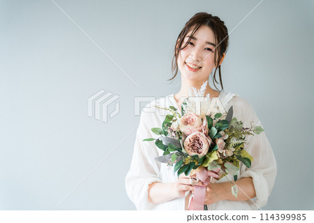 時尚的女人與乾燥花贓物 114399985