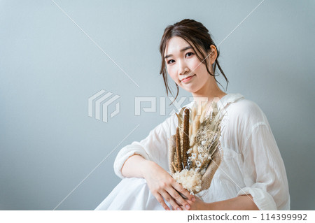 時尚的女人與乾燥花贓物 114399992