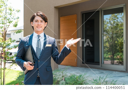 一位男性規劃師/銷售人員/房屋建築商顧問在房屋展廳/樣品屋周圍展示 一位男性規劃師/銷售人員/房屋建築商顧問在房屋展廳/樣品屋周圍展示 114400051