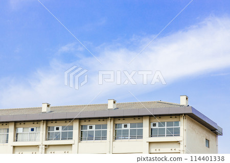 學校建築|藍天背景 114401338