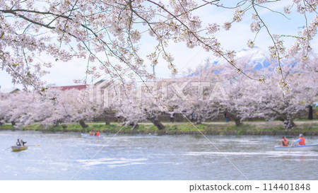 Hirosaki Castle Park: Boating on the western moat of Hanaikada with a view of Mt. Iwaki, Aomori Prefecture Hirosaki Castle Park: Boating on the western moat of Hanaikada with a view of Mt. Iwaki, Aomori Prefecture 114401848