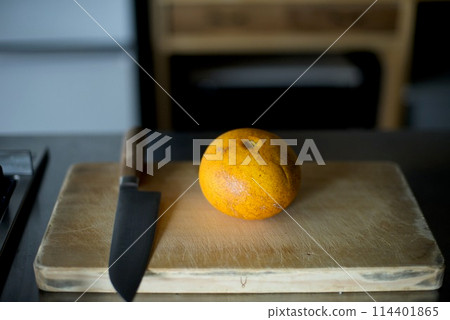 切板上的刀和甜蜜的夏天 114401865