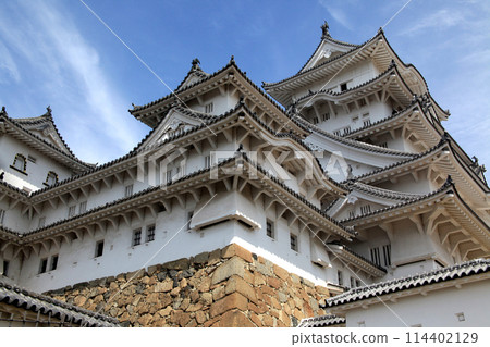 日本城堡姬路城,天守閣在藍天的襯托下熠熠生輝 日本城堡姬路城,天守閣在藍天的襯托下熠熠生輝 114402129