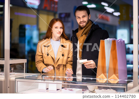 process of choosing ring or chain for female in jewelry store 114402780