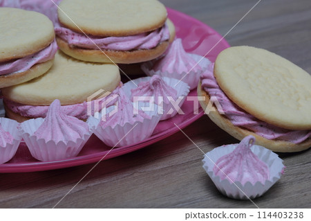 Cooked marshmallow sandwiches. They lie on plate. Next on the plate is a marshmallow of various sizes. Cooked marshmallow sandwiches. They lie on plate. Next on the plate is a marshmallow of various sizes. 114403238