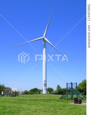 在湛藍的天空下拍攝風力渦輪機的風景 114403662