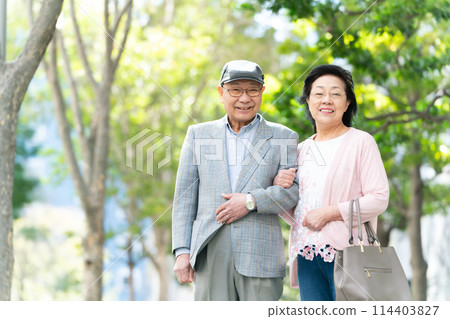 走綠色的年長夫婦 114403827