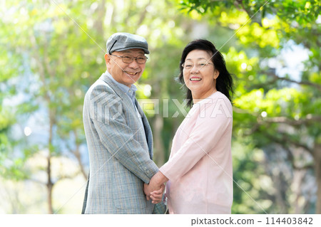 老夫婦在綠色中行走，轉身 114403842
