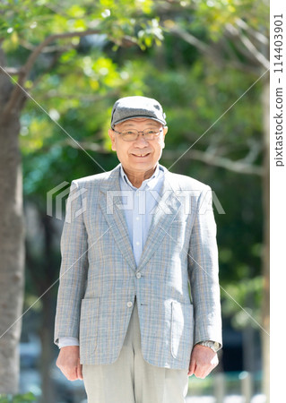 Senior man portrait vertical Senior man portrait vertical 114403901