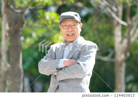 Senior man portrait Senior man portrait 114403913