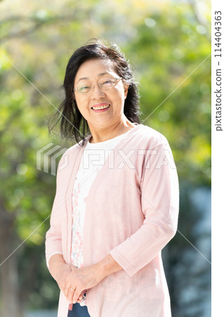 高級女性肖像綠色垂直 114404363