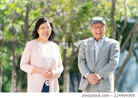 Senior couple portrait green Senior couple portrait green 114404369