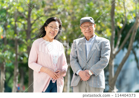 Senior couple portrait green 114404373