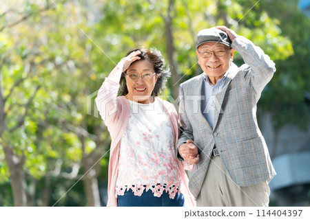 Senior couple portrait green Senior couple portrait green 114404397