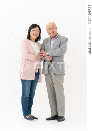 Senior couple, friendly, whole body, arms crossed, vertical 114404721