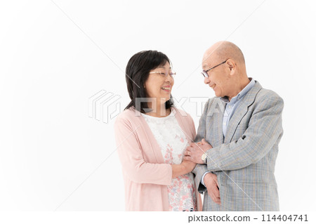 Senior couple, friendly, arms crossed 114404741