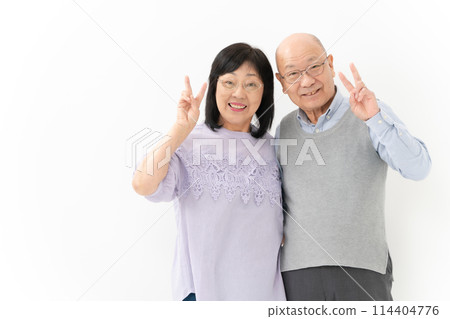 Senior couple peace sign 114404776