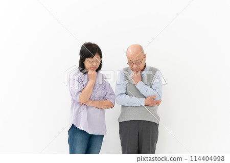 Senior couple troubled 114404998