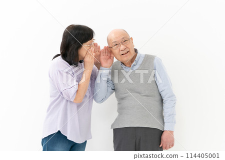 患有聽力損失的年長夫婦 114405001