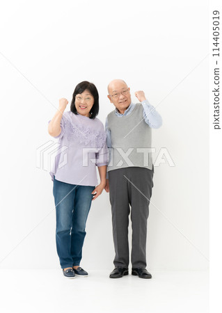 年長夫婦握拳全身垂直 114405019