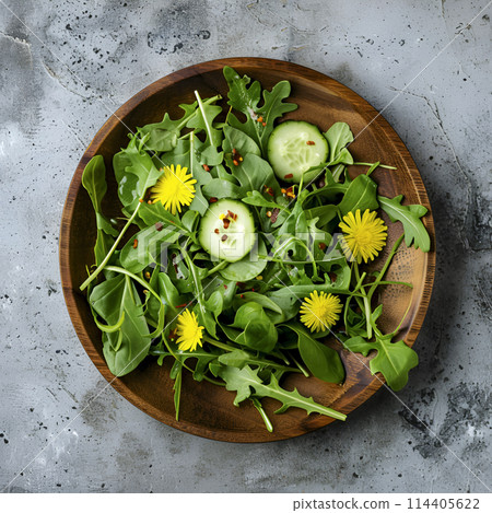 Salat of dandelion leaves and arugula 114405622