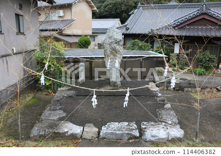 瀨戶內海島嶼上的石碑/杯孔 114406382