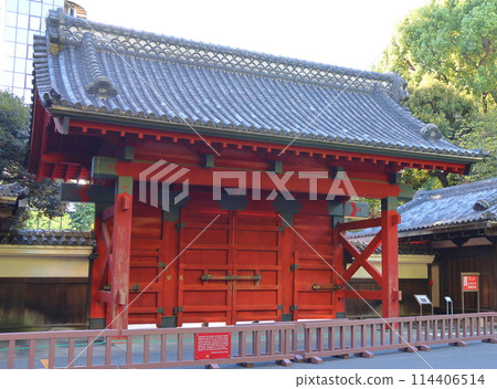 Akamon, the University of Tokyo, former Kaga mansion Goshudenmon gate on the Hongo campus, a nationally important cultural property, Hongo, Bunkyo-ku, Tokyo 114406514