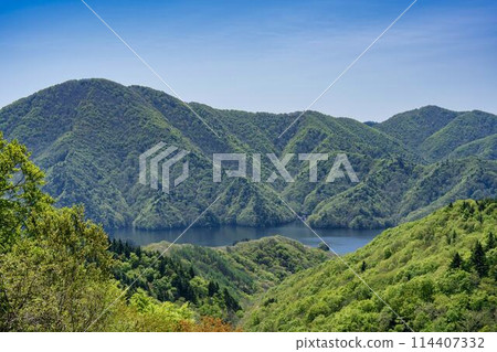 Lake Akimoto seen from the Three Lakes Paradise on the Bandai-Azuma Lake Line, Kitashiobara Village, Fukushima Prefecture 114407332