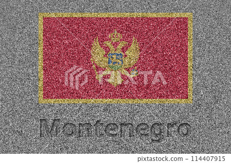 石板上畫著黑山國旗，上面刻著「黑山」字樣 114407915