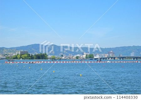 琵琶湖和新綠山的春天景色 114408330