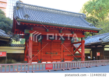 Akamon, the University of Tokyo, former Kaga mansion Goshudenmon gate on the Hongo campus, a nationally important cultural property, Hongo, Bunkyo-ku, Tokyo 114409182