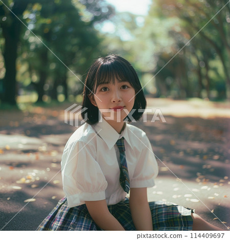 學生們坐在校園裡 114409697