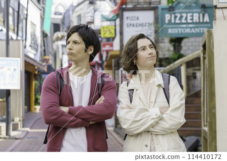 Inbound: Foreign couple arguing while sightseeing in Shibuya 114410172