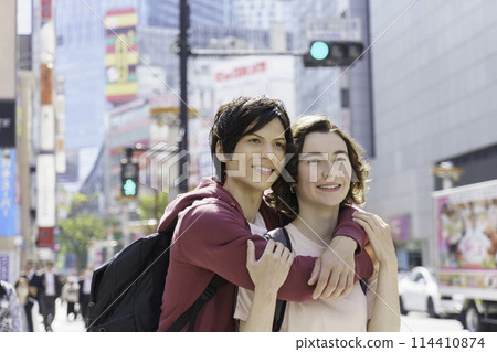 入境:涉谷觀光的外國情侶 入境:涉谷觀光的外國情侶 114410874