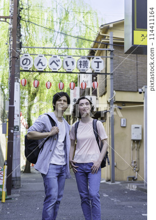 入境外國夫婦在澀谷觀光，垂直位置 114411164