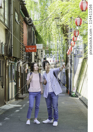 Inbound foreign couple sightseeing in Shibuya, vertical position 114411166