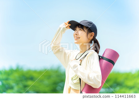 微笑的女士前往戶外運動 114411663