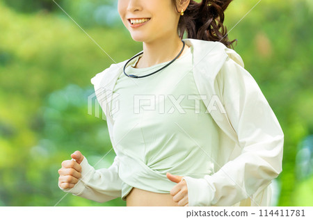 微笑的女人在綠色中奔跑 114411781