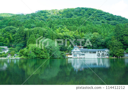 Scenery of an old inn by the lake 114412212