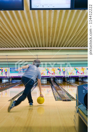 一個人打保齡球的後視圖 114412222