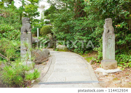 道路上有看門狗雕像 114412934