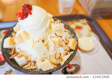 Shaved ice with lots of toppings Shaved ice with lots of toppings 114413408