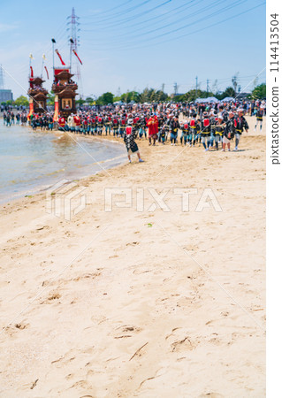 The highlight of the Kamezaki Shiohi Festival is the beach pull-down (Handa City, Aichi Prefecture) 114413504