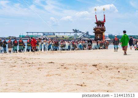 The highlight of the Kamezaki Shiohi Festival is the beach pull-down (Handa City, Aichi Prefecture) 114413513